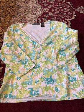 Liz Claiborne Green & Aqua Floral V-Neck Top